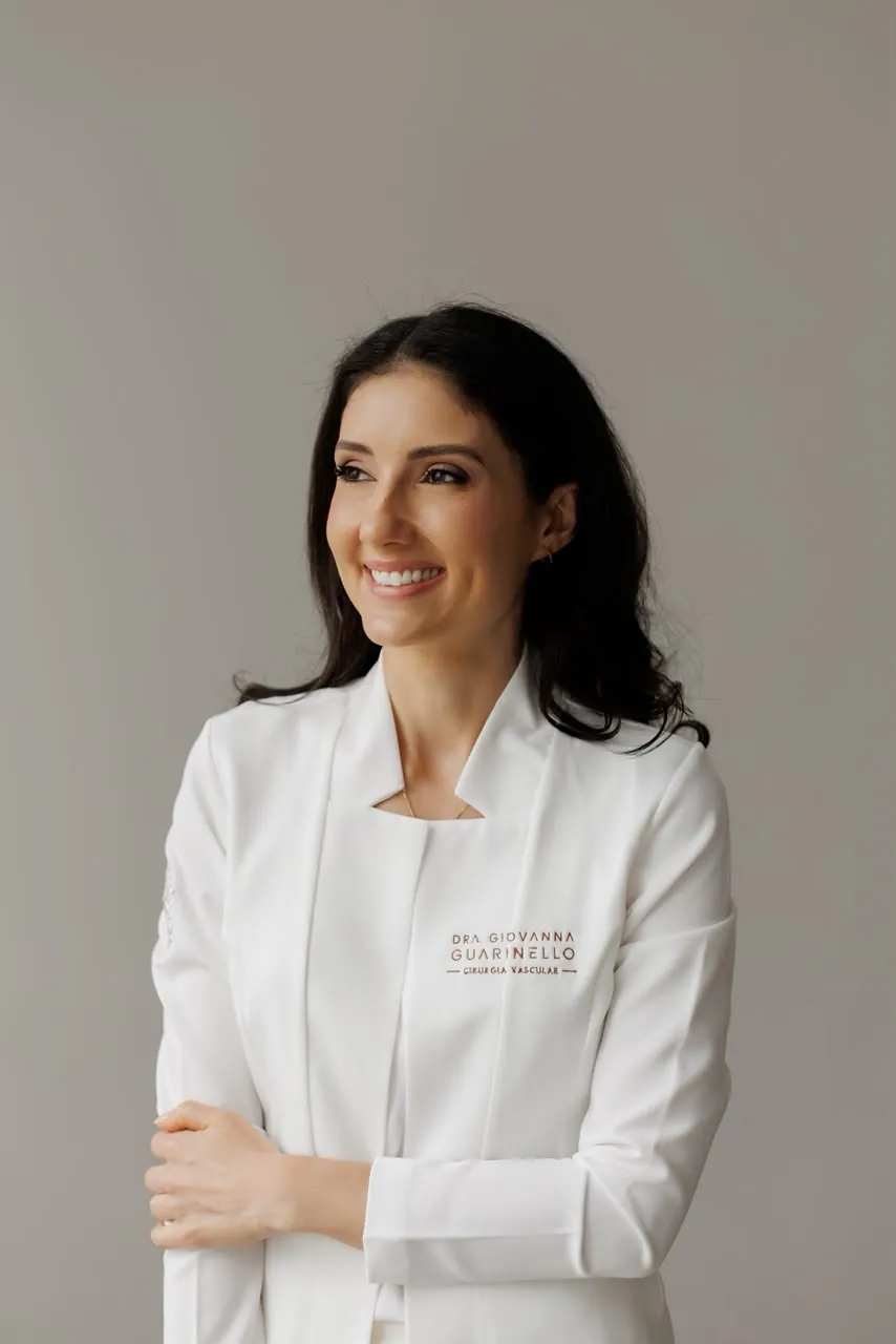 Dra. Giovanna Guarinello de jaleco branco, cirurgiã vascular e angiologista