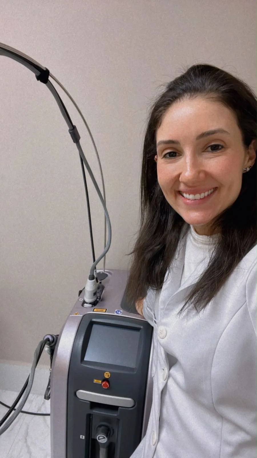 Dra. Giovanna Guarinello ao lado do equipamento de laser utilizado no tratamento CLaCS